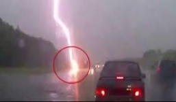 Lái ô tô dưới trời mưa sấm sét có thật sự an toàn?